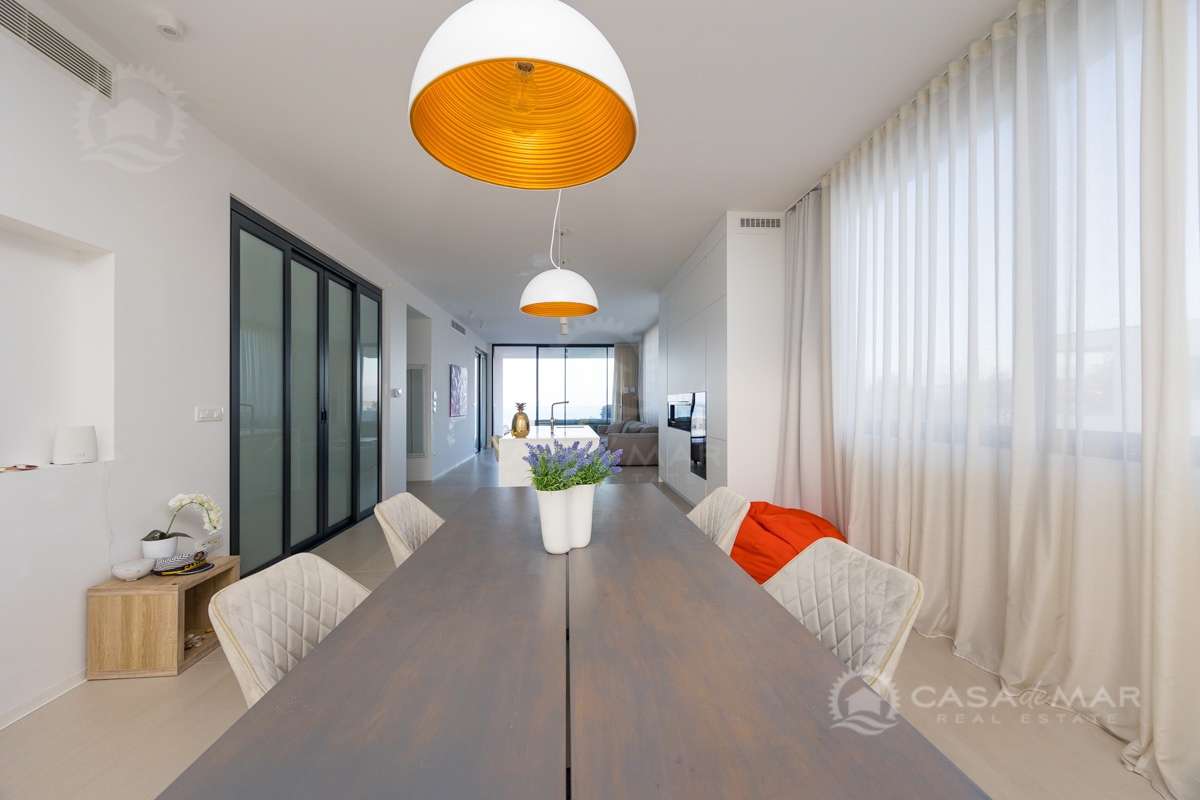 Moderen apartma z bazenom in pogledom na morje – Malinska, 200 m od morja