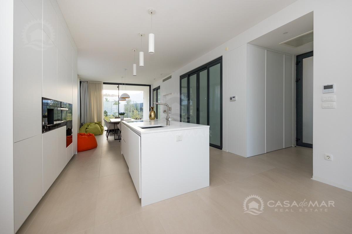 Moderen apartma z bazenom in pogledom na morje – Malinska, 200 m od morja