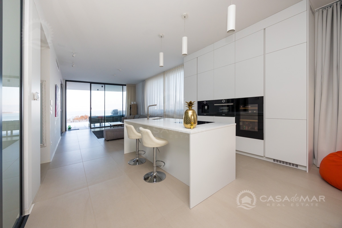 Moderen apartma z bazenom in pogledom na morje – Malinska, 200 m od morja