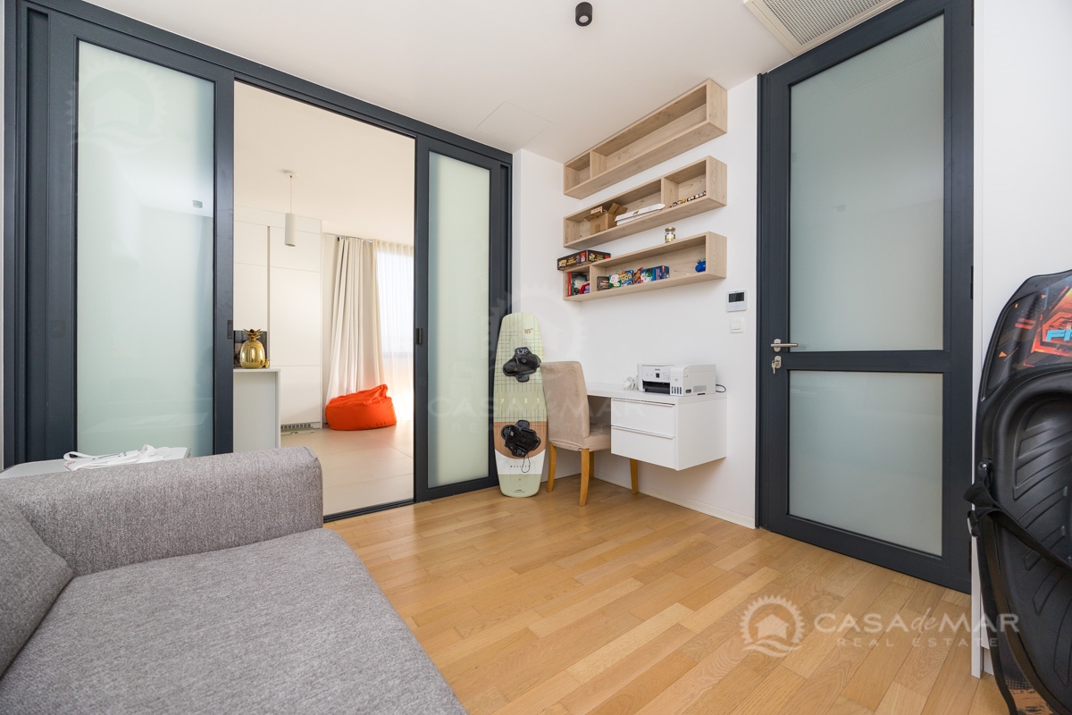 Moderen apartma z bazenom in pogledom na morje – Malinska, 200 m od morja