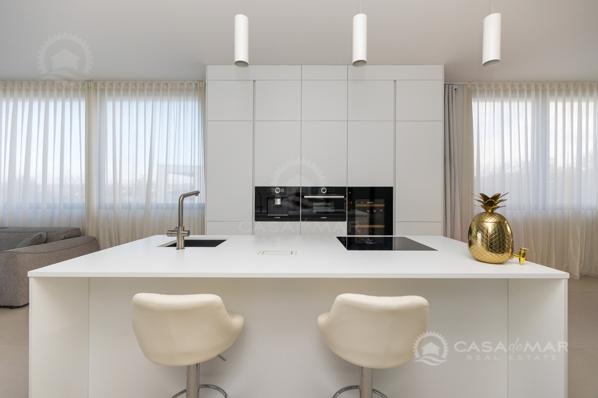 Moderen apartma z bazenom in pogledom na morje – Malinska, 200 m od morja