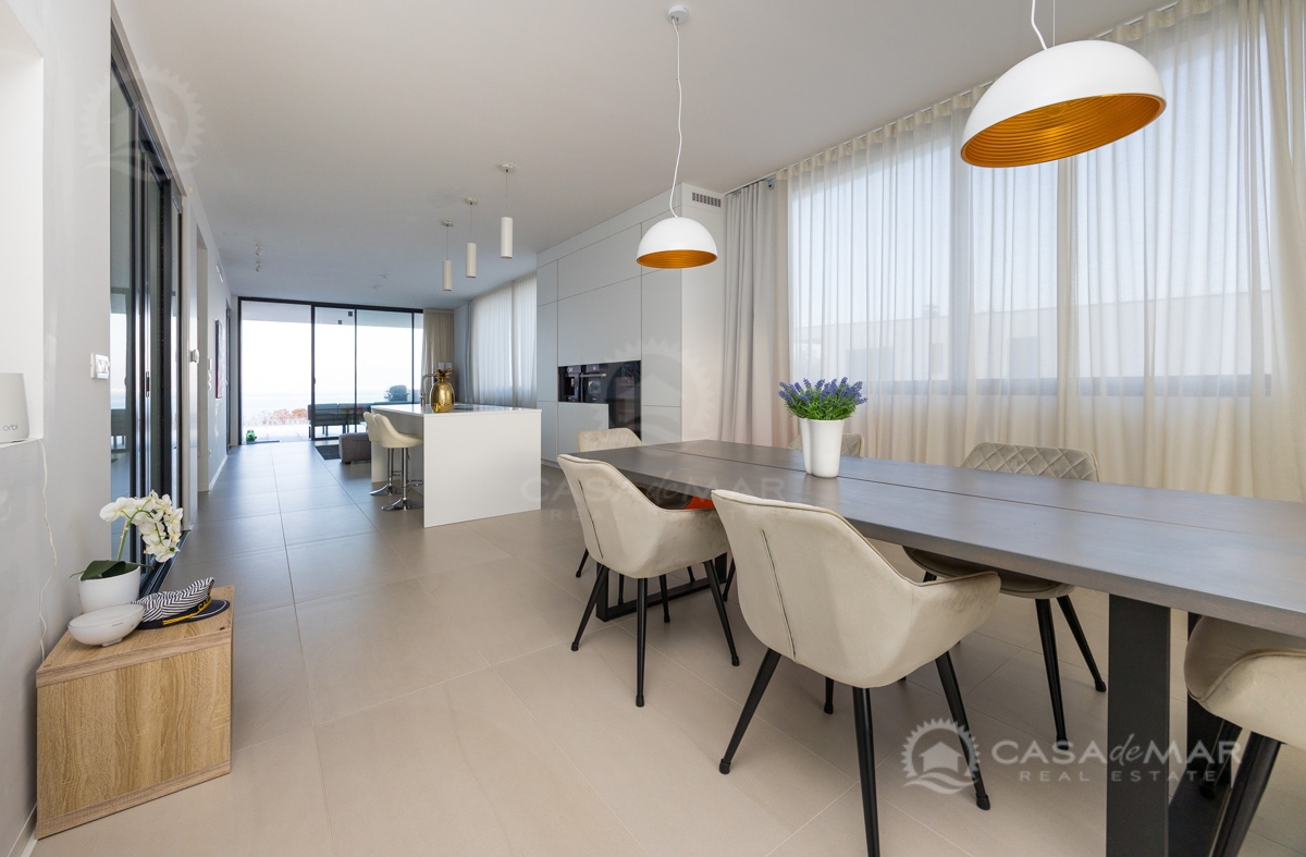 Moderen apartma z bazenom in pogledom na morje – Malinska, 200 m od morja