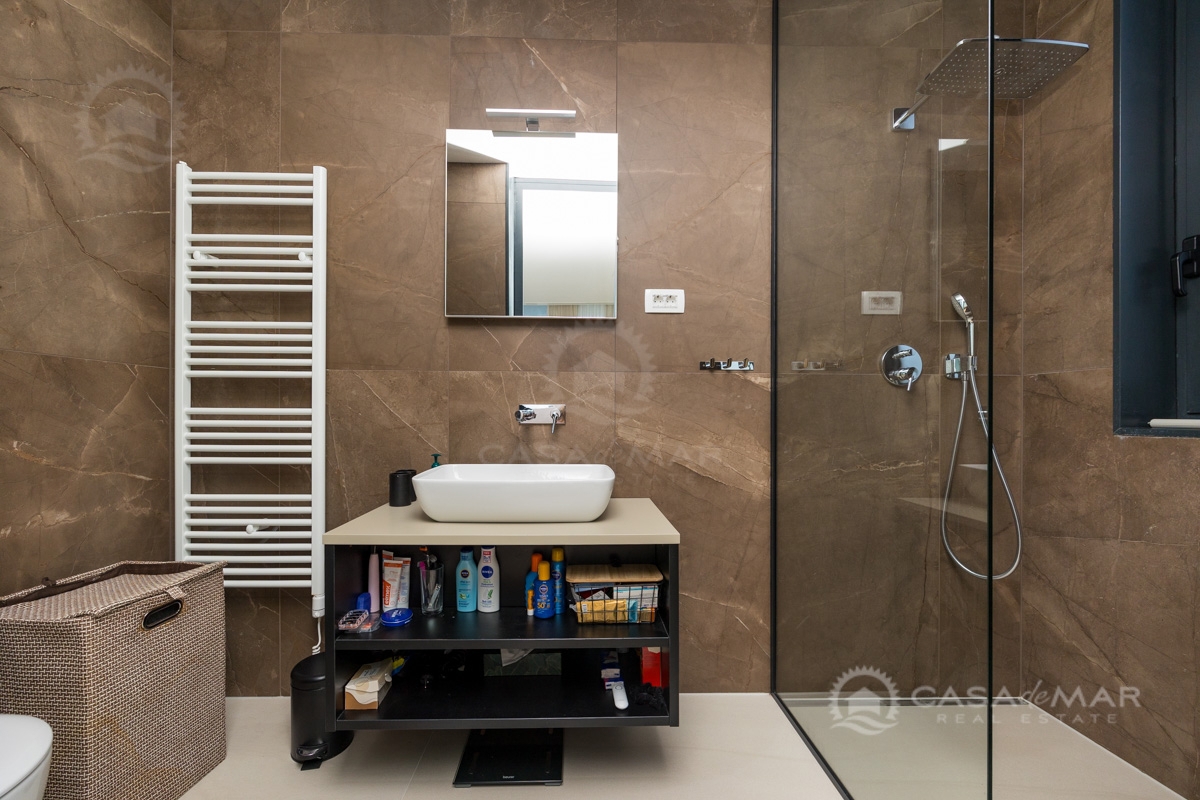 Moderen apartma z bazenom in pogledom na morje – Malinska, 200 m od morja