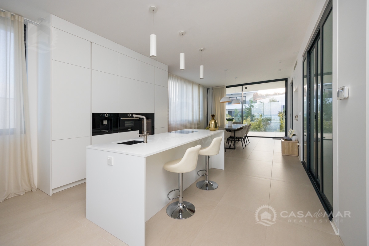 Moderen apartma z bazenom in pogledom na morje – Malinska, 200 m od morja