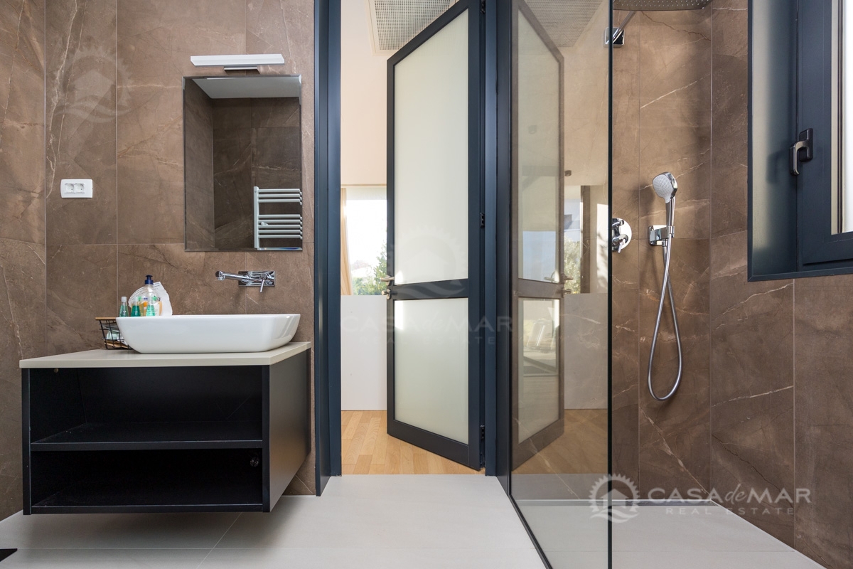 Moderen apartma z bazenom in pogledom na morje – Malinska, 200 m od morja