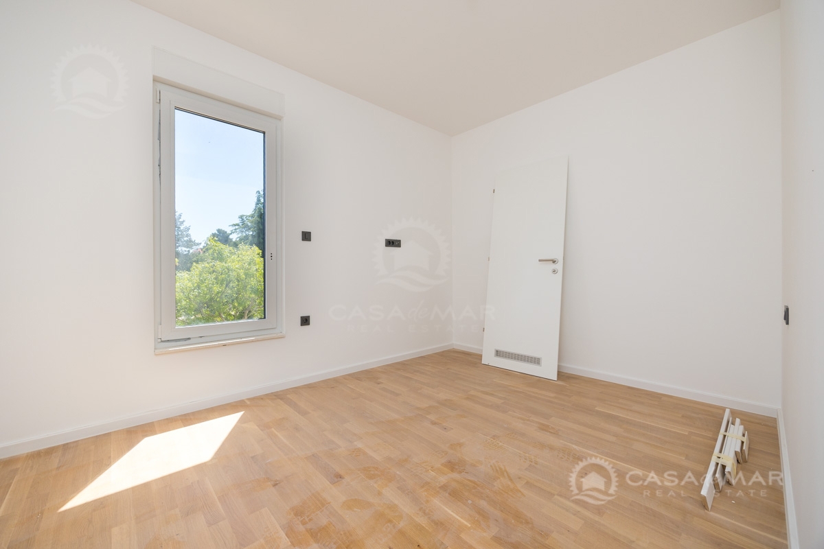 PRILOŽNOST! Apartma v novogradnji s parkiriščem in shrambo, le 250 metrov od morja!