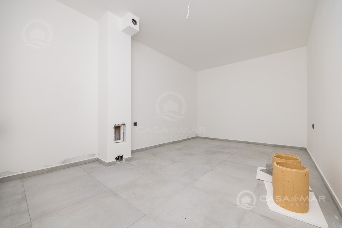 PRILOŽNOST! Apartma v novogradnji s parkiriščem in shrambo, le 250 metrov od morja!