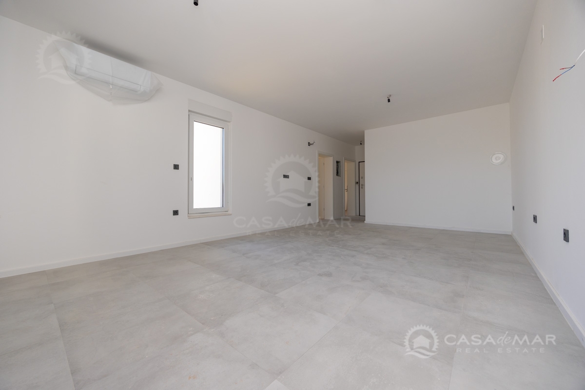 PRILOŽNOST! Apartma v novogradnji s parkiriščem in shrambo, le 250 metrov od morja!