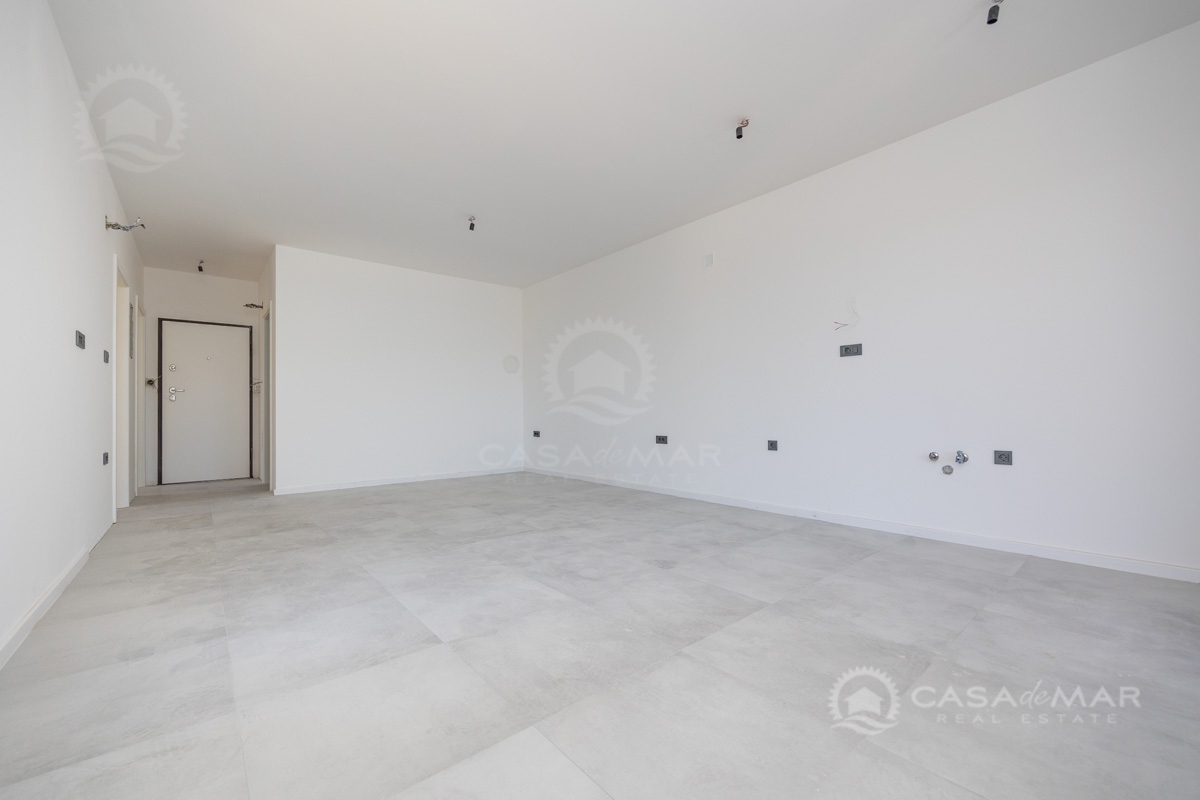 PRILOŽNOST! Apartma v novogradnji s parkiriščem in shrambo, le 250 metrov od morja!