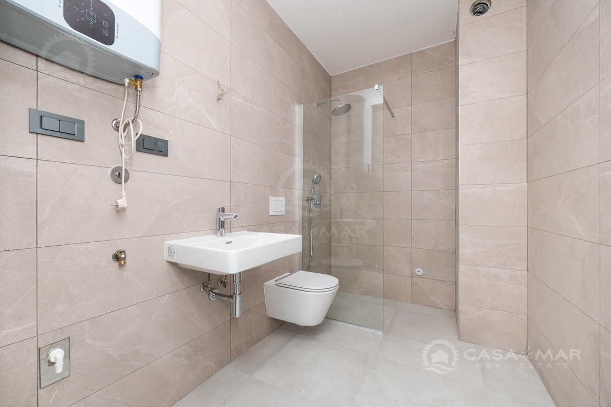 PRILOŽNOST! Apartma v novogradnji s parkiriščem in shrambo, le 250 metrov od morja!
