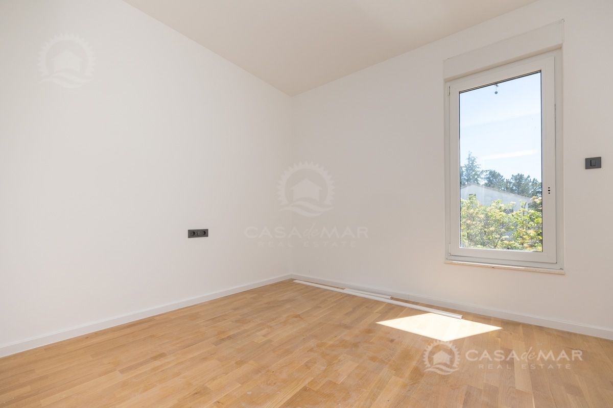 PRILOŽNOST! Apartma v novogradnji s parkiriščem in shrambo, le 250 metrov od morja!