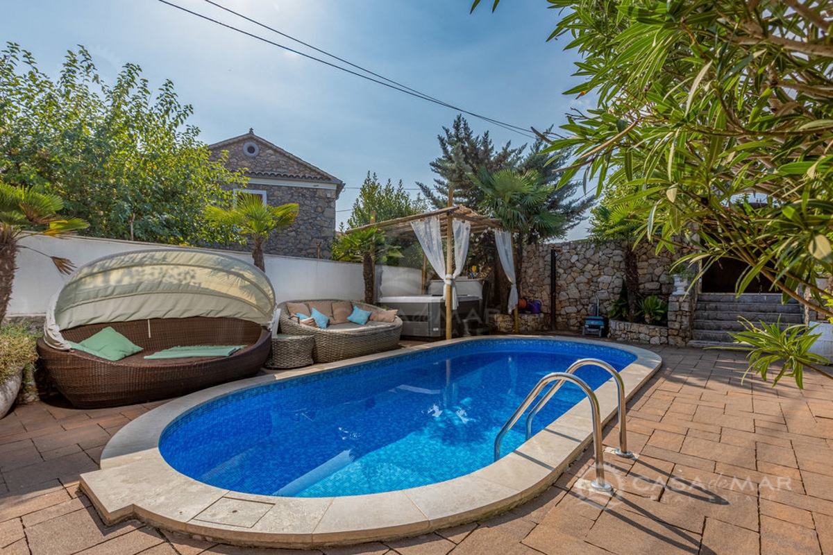 Idilična hiša z bazenom in jacuzzijem – Rustikalni šarm in udobje na otoku Krku!