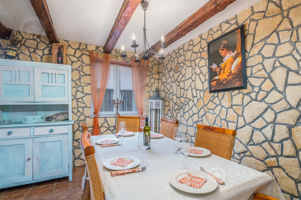 Idilična hiša z bazenom in jacuzzijem – Rustikalni šarm in udobje na otoku Krku!