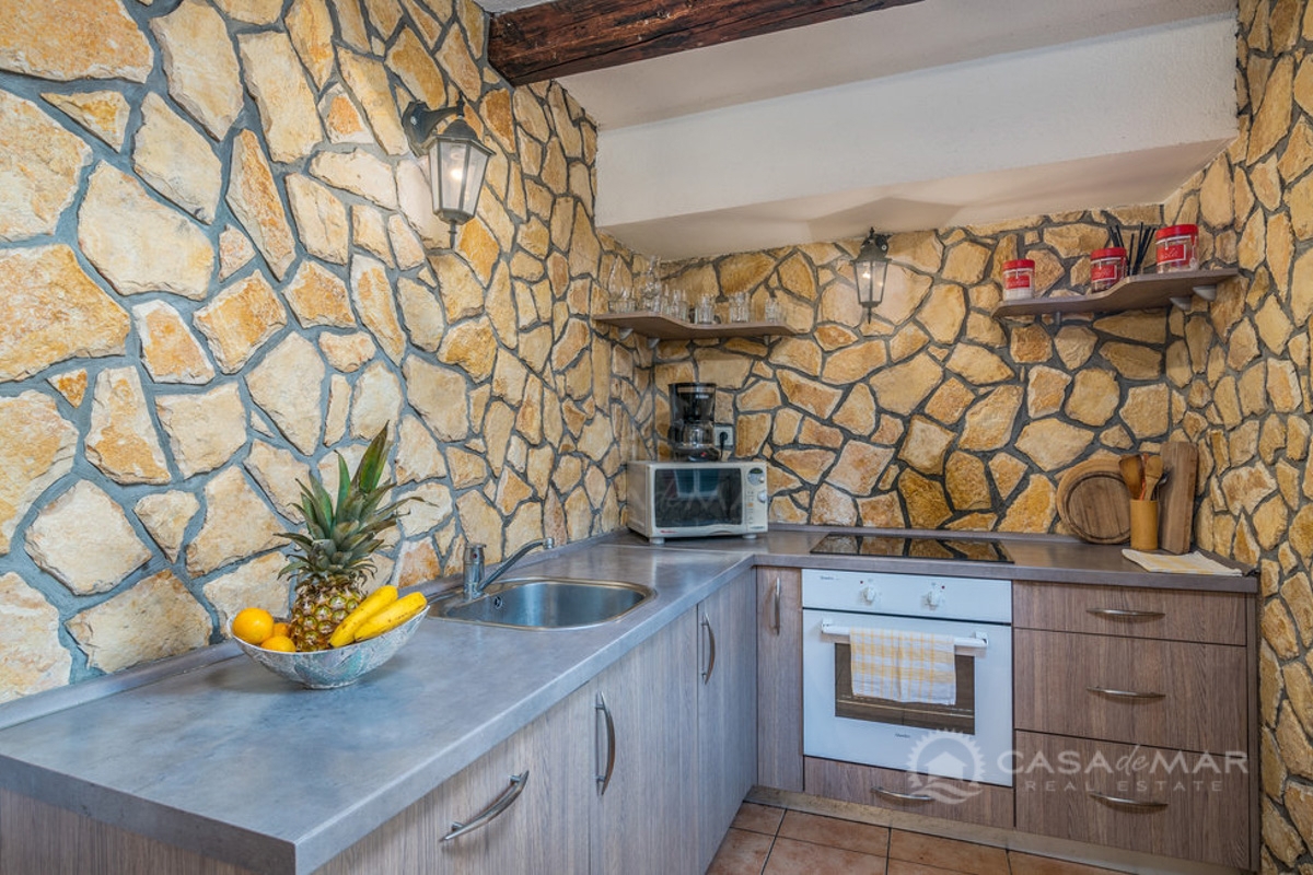 Idilična hiša z bazenom in jacuzzijem – Rustikalni šarm in udobje na otoku Krku!