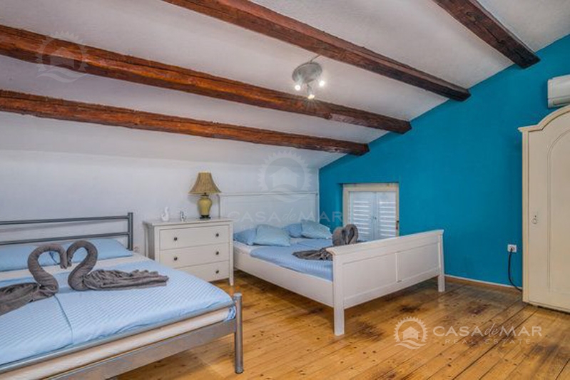 Idilična hiša z bazenom in jacuzzijem – Rustikalni šarm in udobje na otoku Krku!