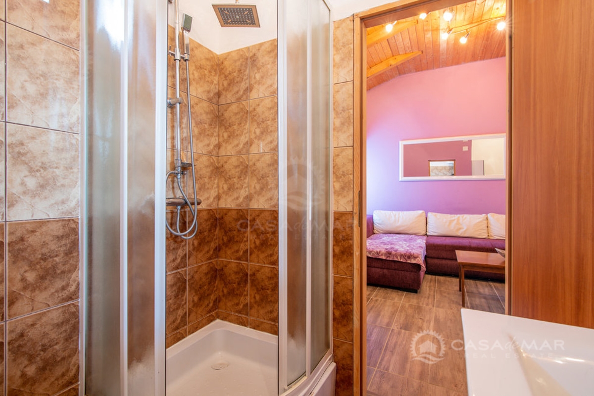 Idilična hiša z bazenom in jacuzzijem – Rustikalni šarm in udobje na otoku Krku!