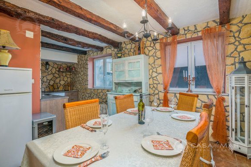Idilična hiša z bazenom in jacuzzijem – Rustikalni šarm in udobje na otoku Krku!