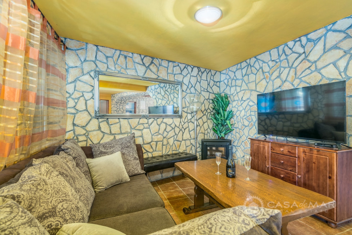 Idilična hiša z bazenom in jacuzzijem – Rustikalni šarm in udobje na otoku Krku!