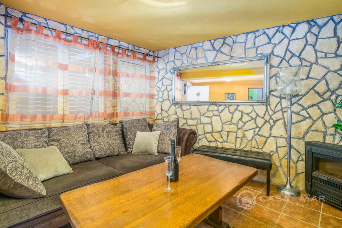 Idilična hiša z bazenom in jacuzzijem – Rustikalni šarm in udobje na otoku Krku!