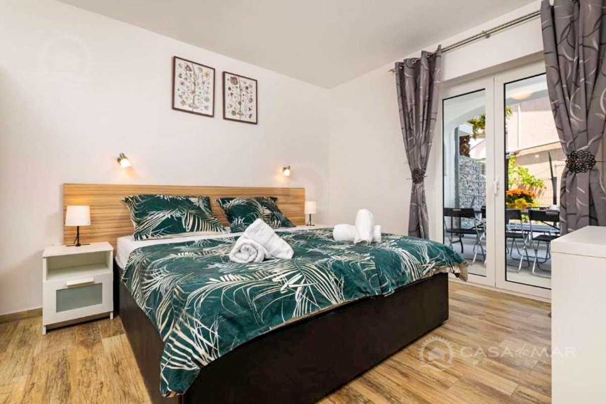 PRILOŽNOST! Apartma v prvi vrsti ob morju v Malinski, le 50 metrov od plaže!