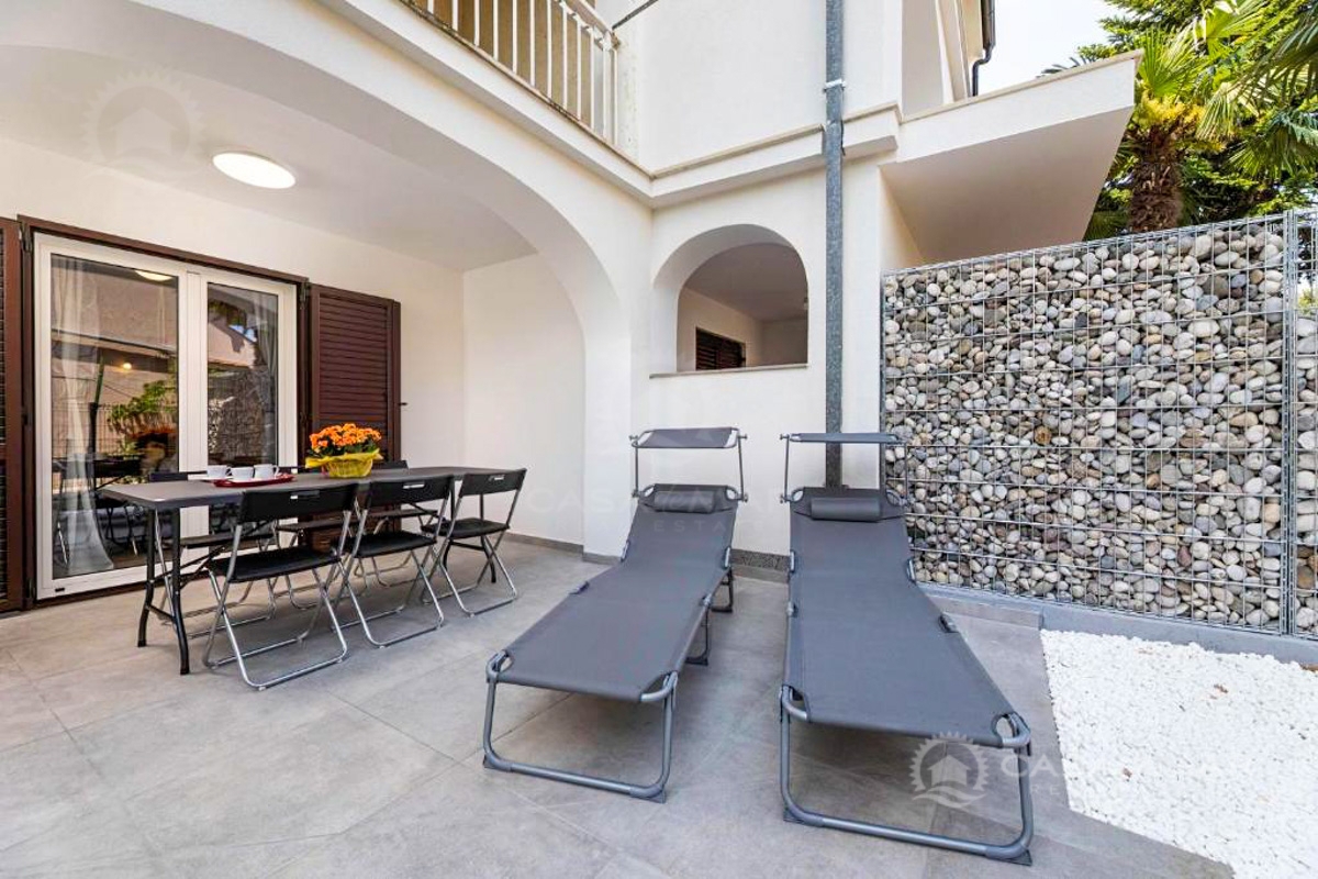 PRILOŽNOST! Apartma v prvi vrsti ob morju v Malinski, le 50 metrov od plaže!