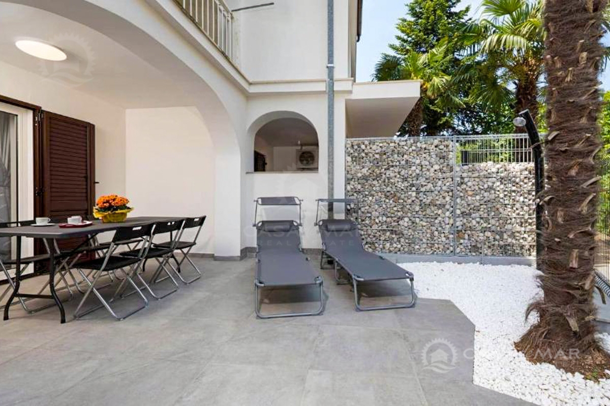 PRILOŽNOST! Apartma v prvi vrsti ob morju v Malinski, le 50 metrov od plaže!