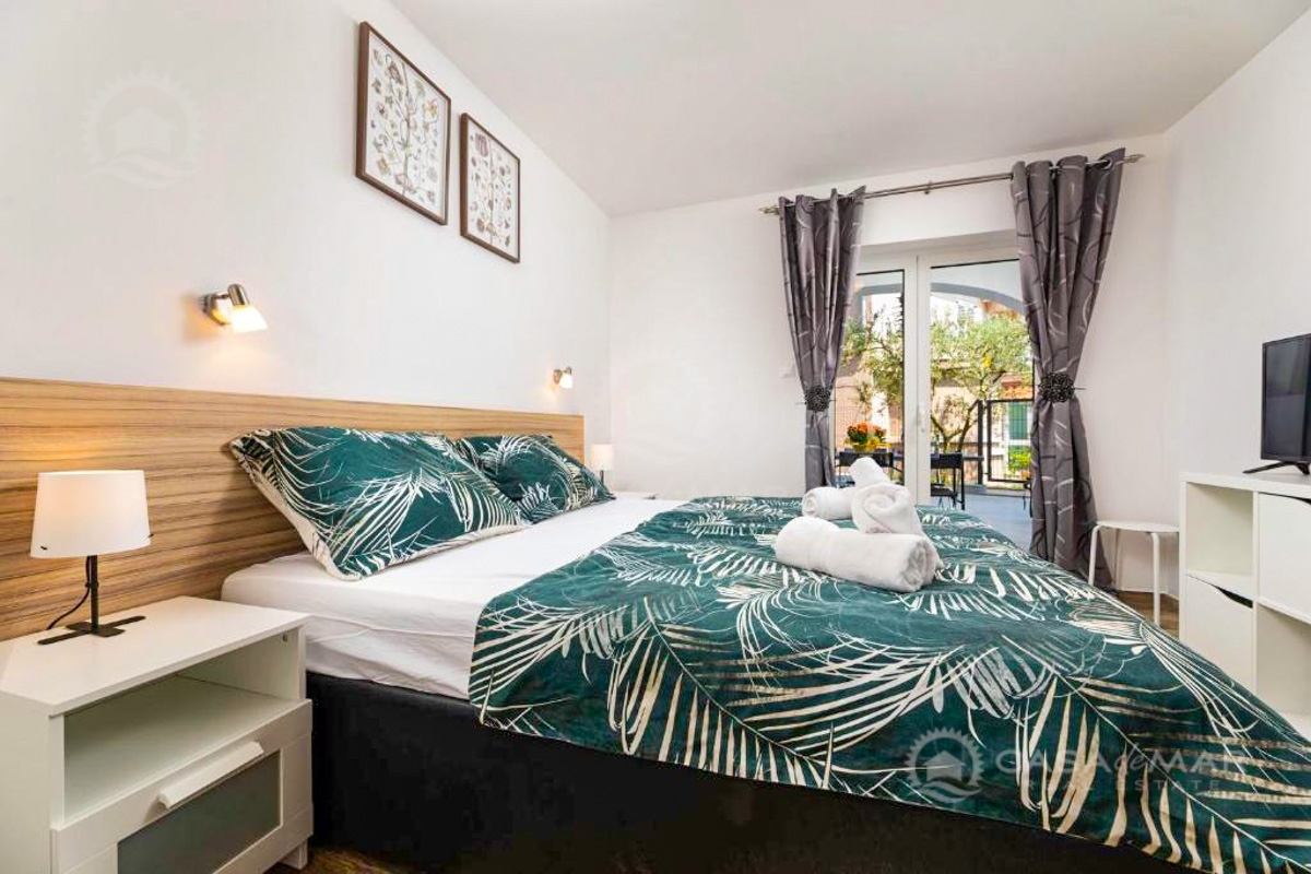 PRILOŽNOST! Apartma v prvi vrsti ob morju v Malinski, le 50 metrov od plaže!