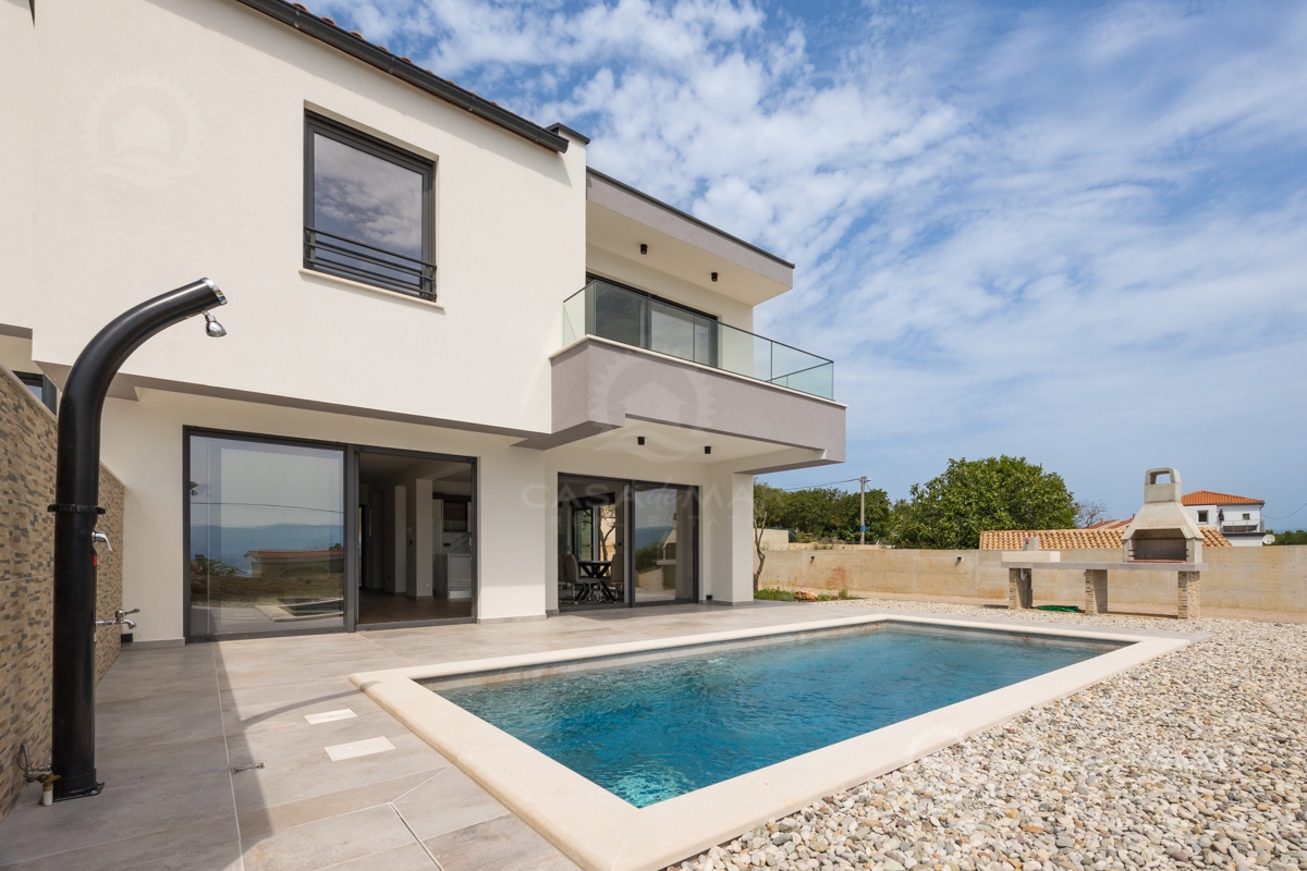 Moderna vila s panoramskim pogledom na morje in bazeni – investicija za družino in turizem!