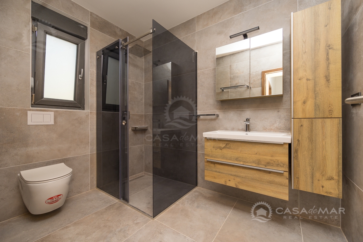 Moderna vila s panoramskim pogledom na morje in bazeni – investicija za družino in turizem!