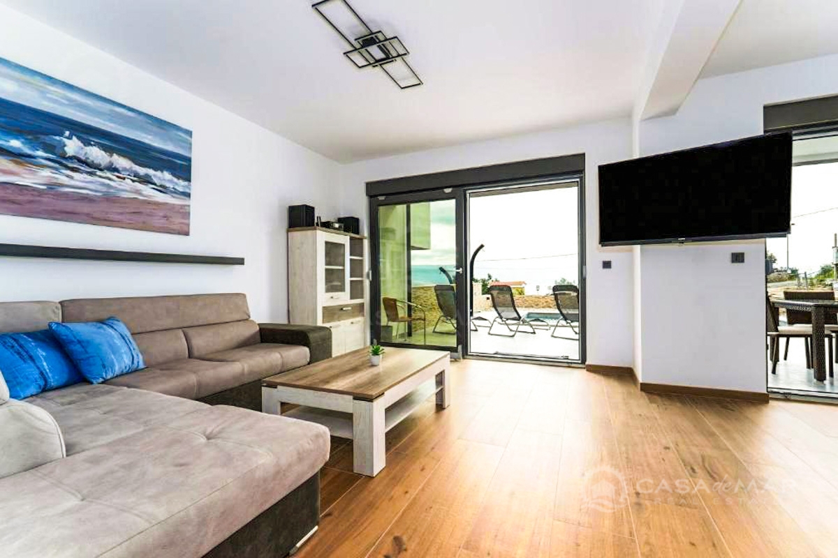 Moderna vila s panoramskim pogledom na morje in bazeni – investicija za družino in turizem!