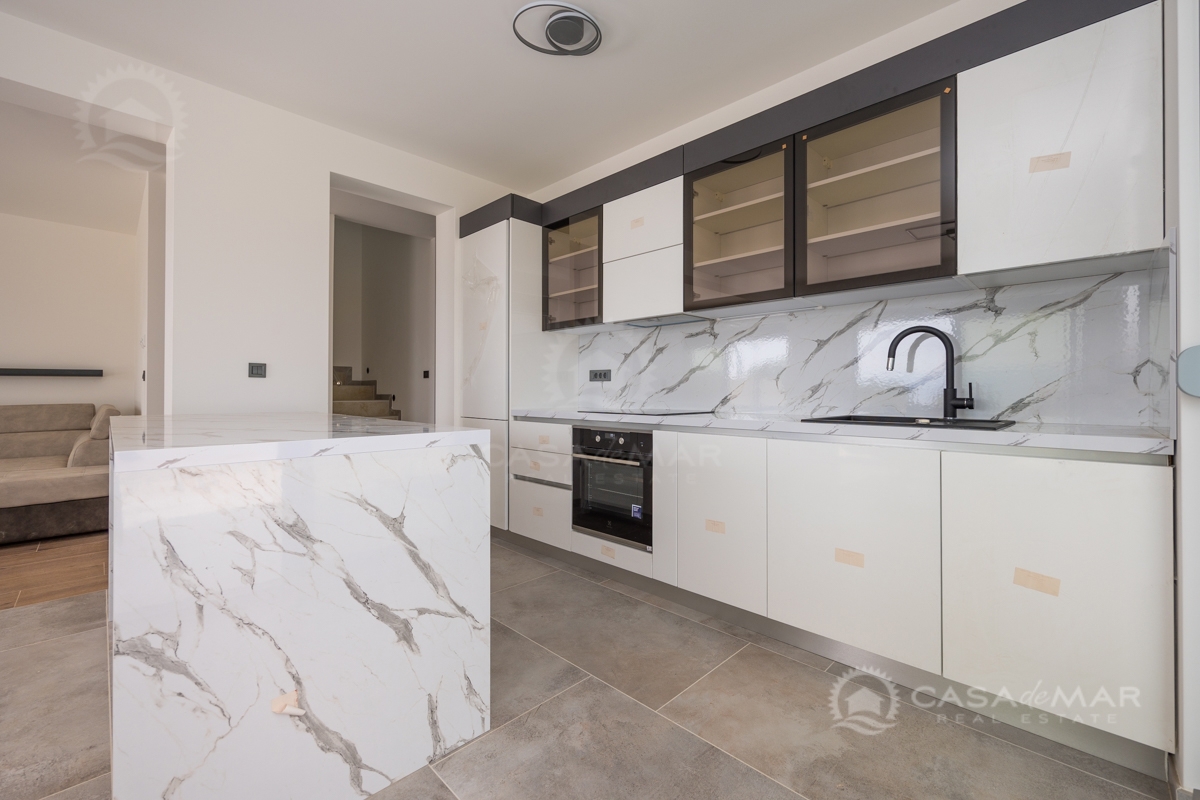 Moderna vila s panoramskim pogledom na morje in bazeni – investicija za družino in turizem!