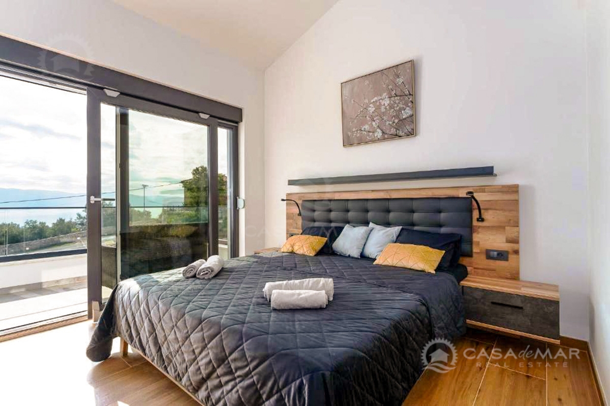 Moderna vila s panoramskim pogledom na morje in bazeni – investicija za družino in turizem!