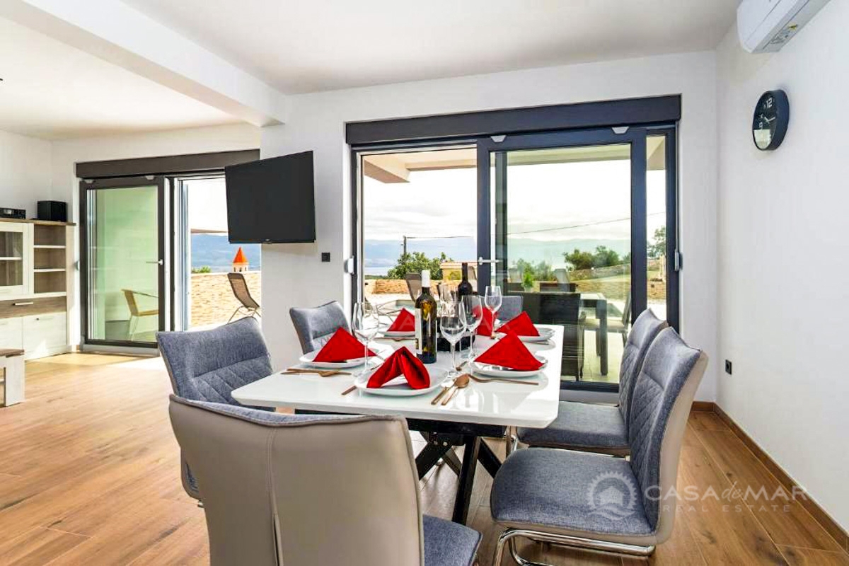 Moderna vila s panoramskim pogledom na morje in bazeni – investicija za družino in turizem!