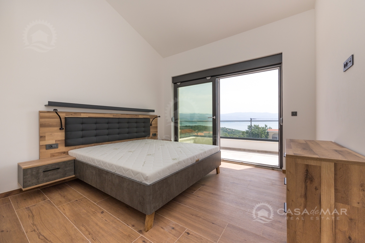 Moderna vila s panoramskim pogledom na morje in bazeni – investicija za družino in turizem!