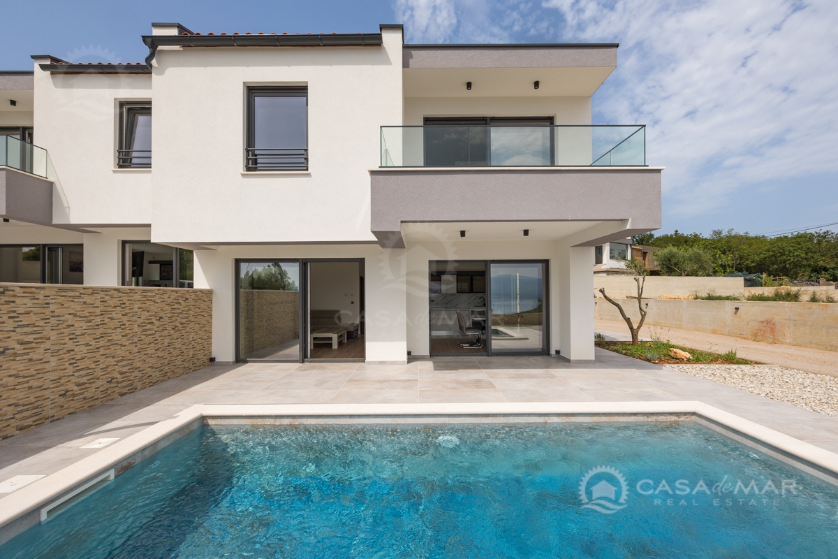 Moderna vila s panoramskim pogledom na morje in bazeni – investicija za družino in turizem!