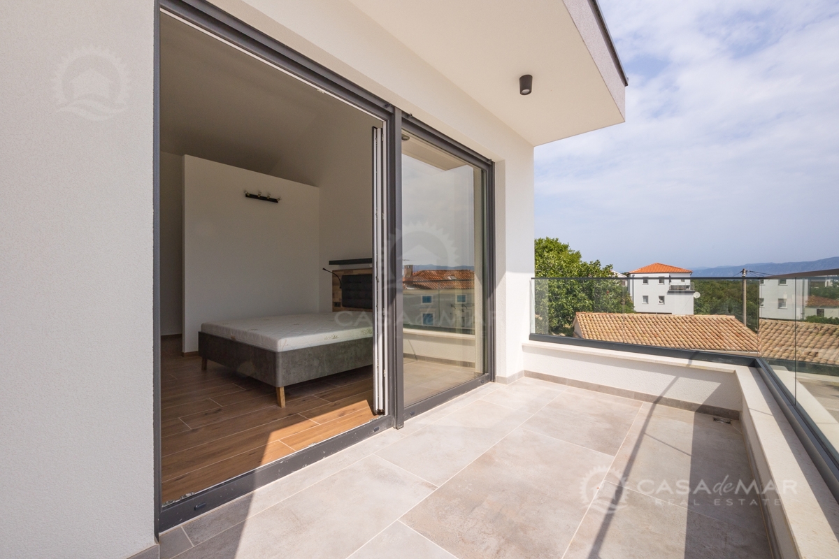 Moderna vila s panoramskim pogledom na morje in bazeni – investicija za družino in turizem!