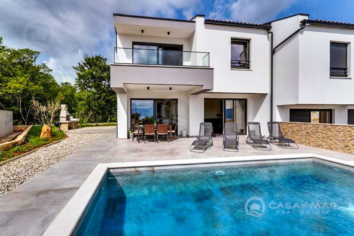 Moderna vila s panoramskim pogledom na morje in bazeni – investicija za družino in turizem!