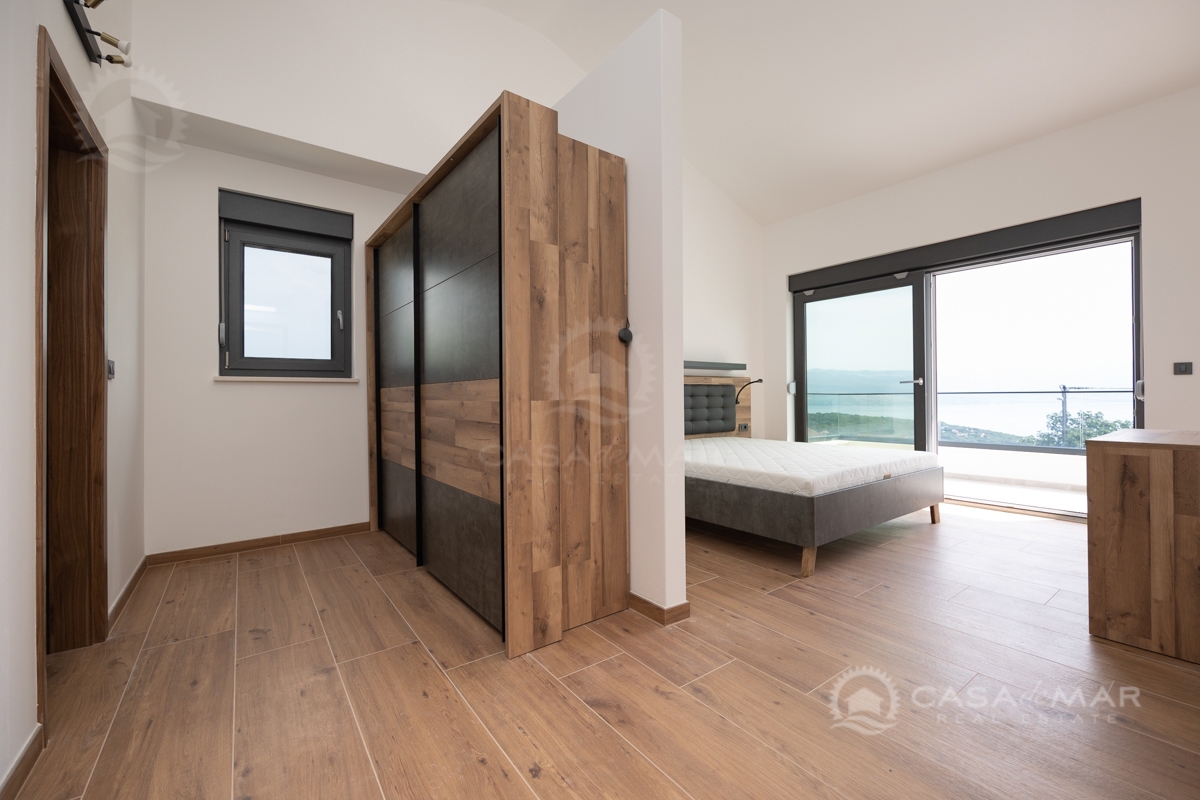 Moderna vila s panoramskim pogledom na morje in bazeni – investicija za družino in turizem!