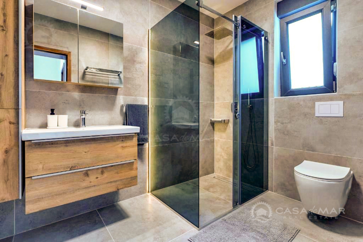 Moderna vila s panoramskim pogledom na morje in bazeni – investicija za družino in turizem!