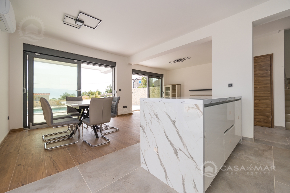 Moderna vila s panoramskim pogledom na morje in bazeni – investicija za družino in turizem!