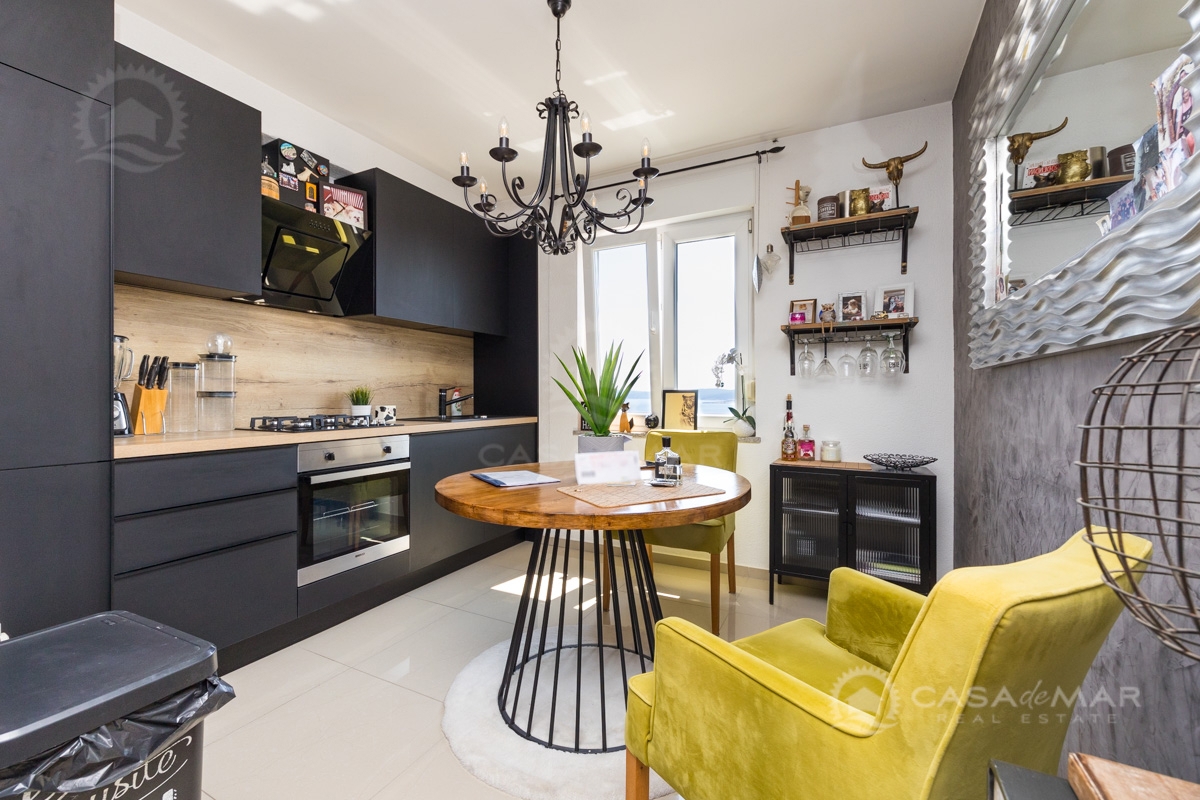 PRILOŽNOST! Ekskluzivni dvonadstropni apartma z jacuzzijem in razgledom na morje!