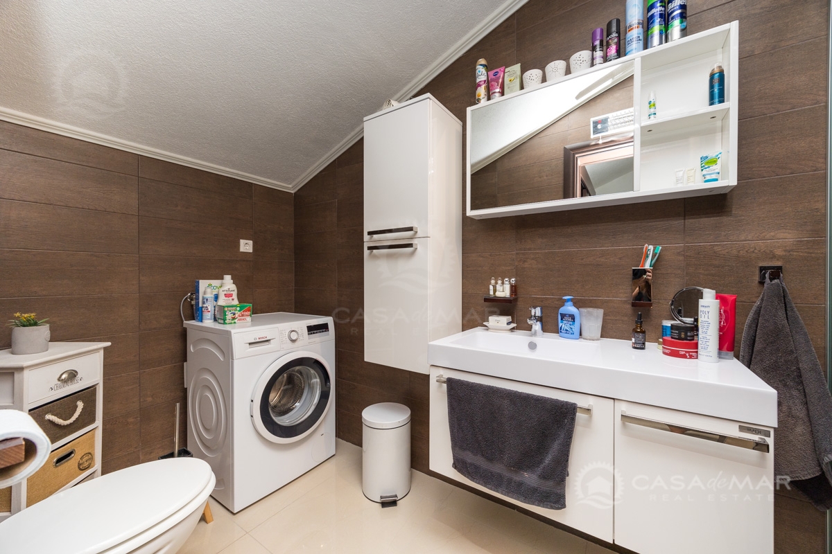 PRILOŽNOST! Ekskluzivni dvonadstropni apartma z jacuzzijem in razgledom na morje!