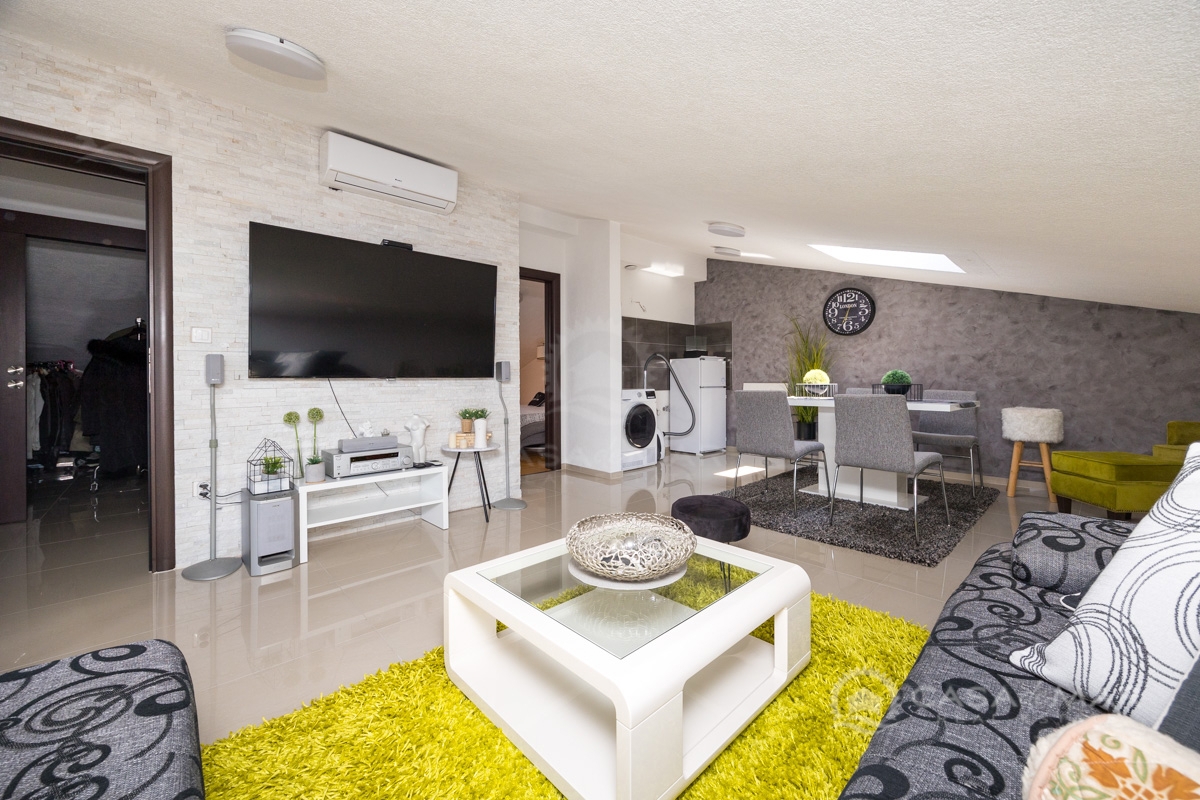 PRILOŽNOST! Ekskluzivni dvonadstropni apartma z jacuzzijem in razgledom na morje!
