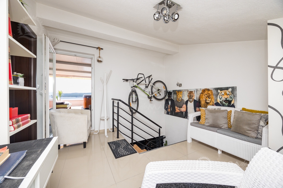 PRILOŽNOST! Ekskluzivni dvonadstropni apartma z jacuzzijem in razgledom na morje!