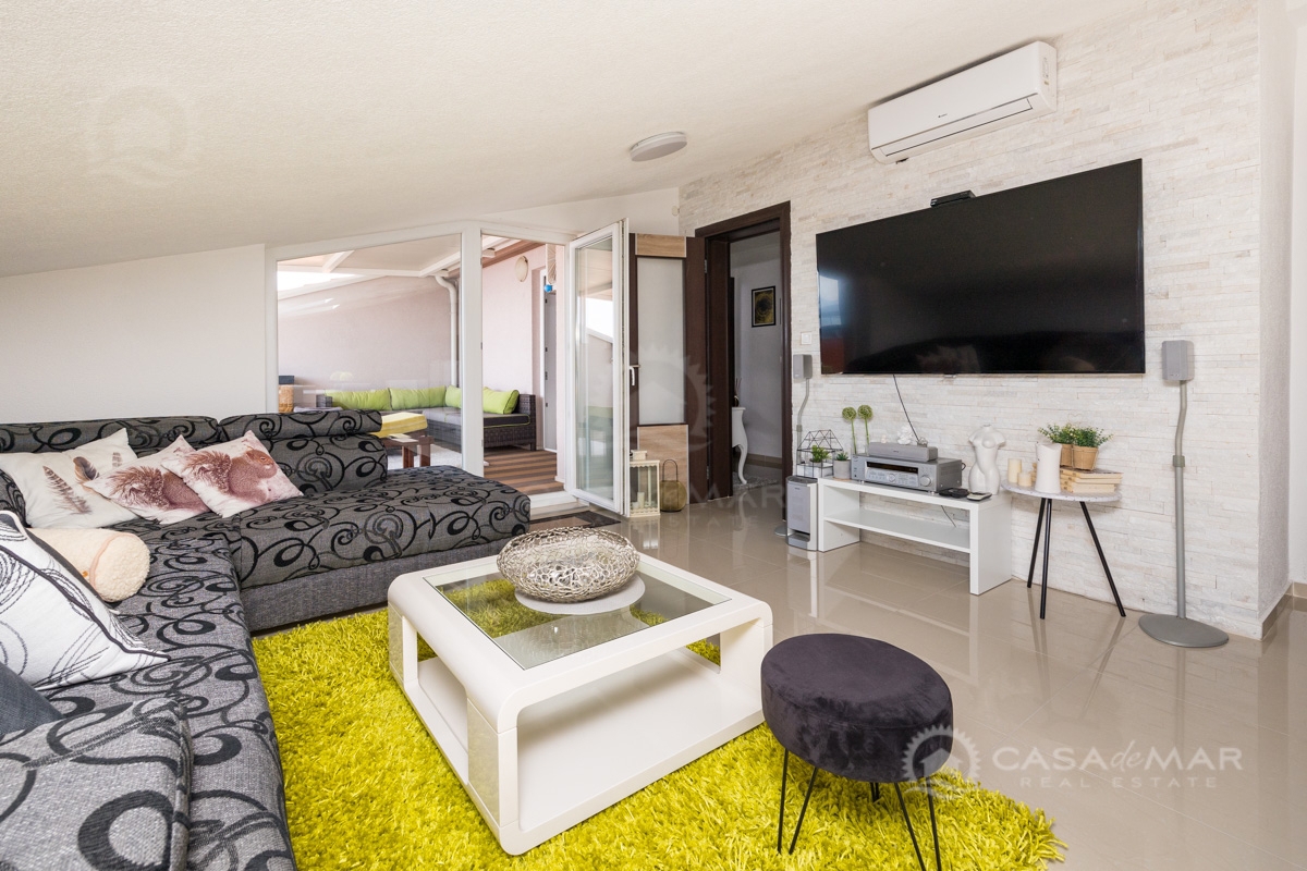 PRILOŽNOST! Ekskluzivni dvonadstropni apartma z jacuzzijem in razgledom na morje!