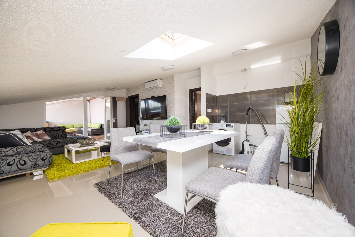 PRILOŽNOST! Ekskluzivni dvonadstropni apartma z jacuzzijem in razgledom na morje!