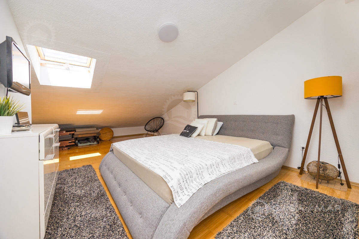 PRILOŽNOST! Ekskluzivni dvonadstropni apartma z jacuzzijem in razgledom na morje!