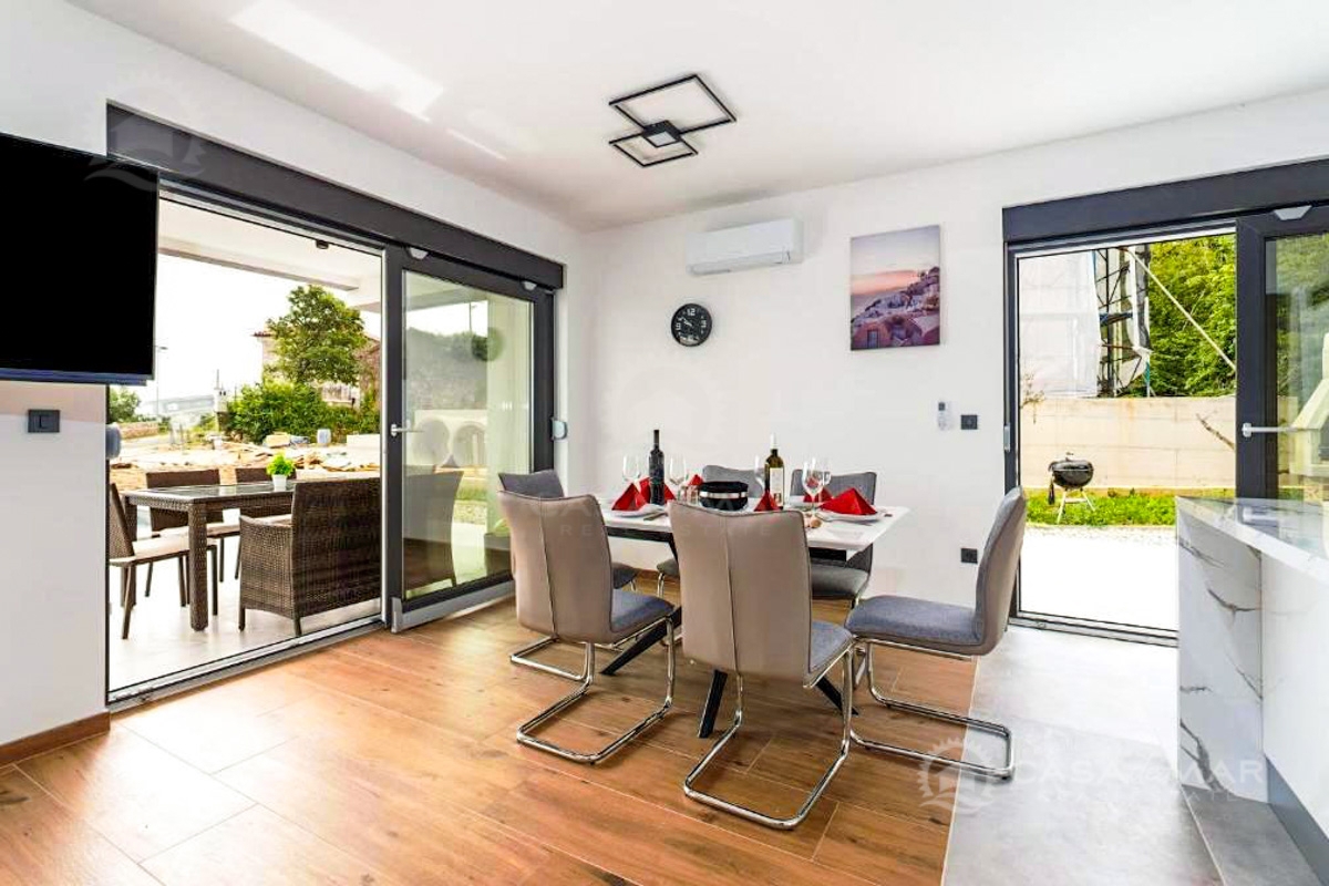 Dvostanovanjska vila s panoramskim pogledom in bazenom, okolica Vrbnika!