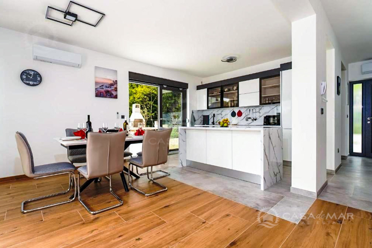 Dvostanovanjska vila s panoramskim pogledom in bazenom, okolica Vrbnika!