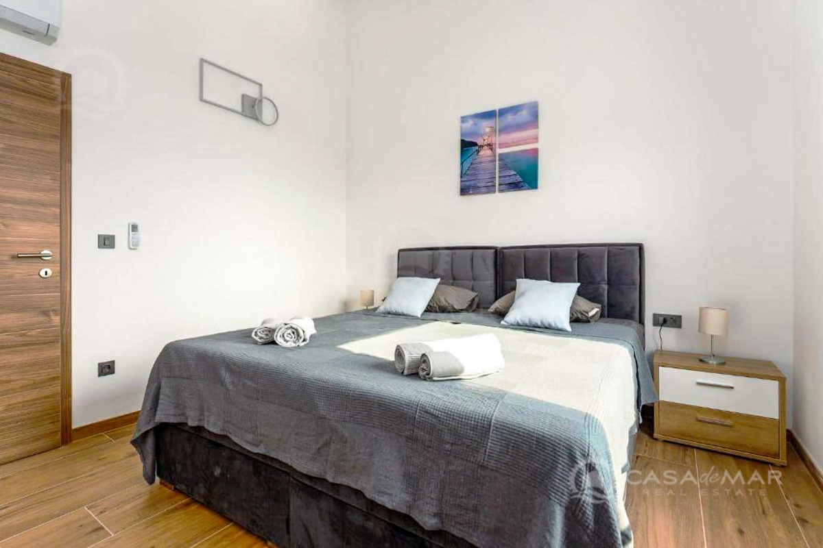 Dvostanovanjska vila s panoramskim pogledom in bazenom, okolica Vrbnika!